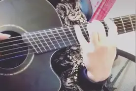 宁静罕晒混血儿子，对方远在国外，从小被富养连吉他也买最好的图片