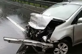 雨天高速行车，遇积水路段“漂”出事故图片