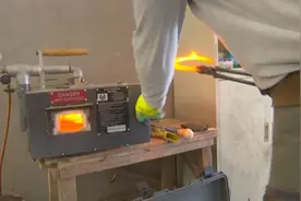 给马儿做“跑鞋”，你见过吗？图片