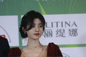 鞠婧祎无修图少了点辨识度，但还是挺美的，看起来清纯优雅图片
