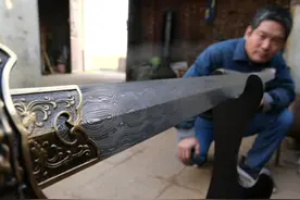 高手！河北铁匠重拾祖辈技艺，炼出“百炼花纹钢”宝剑图片