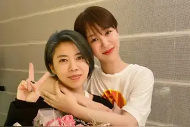 杨紫为姐姐庆生，还晒出家有儿女时期照，另位小雪近况却大不同图片