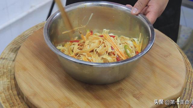 厨师长教你做“麻辣油皮”，好吃开胃下酒小菜，豆皮劲道不易碎