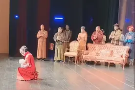 刘晓庆再演小40岁角色获追捧！一身红衣婀娜，为答谢观众跪地图片