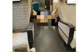奇葩！女子殴打列车长还脱光衣服躺地上打滚！通报来了图片