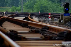 为什么火车铁轨采用会生锈的钢铁, 而不采用不锈钢?图片