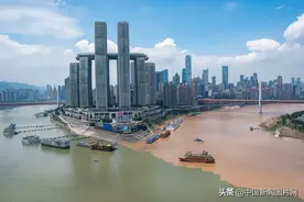 重庆：朝天门两江交汇 现“鸳鸯锅”景观图片