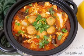 热乎乎的砂锅菜，最适合冬天吃，几种食材炖一锅，天越冷吃越舒服图片