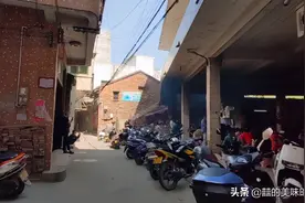 广东大叔用柴火炒粉，5元一碗火了300年，卖相不好客人却吃得欢图片