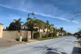 澳洲小区是怎么收集生活垃圾的？国外垃圾车是如何收家庭垃圾的图片