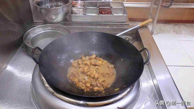 厨师长教你做家常炒鸡块，不焯水直接炒，鲜嫩入味，不柴不发硬
