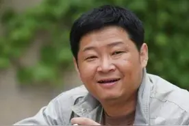 51岁三德子坐拥1000亩地身家过亿，娶小15岁娇妻，成为人生赢家图片