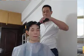 虎牙主播内惊现坤坤，鲨鱼的假头套真是惊为天人，网友们不得不服图片