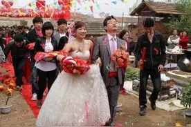 在农村，嫁女儿的彩礼钱父母都怎么处理？三种方式哪种最明智？图片