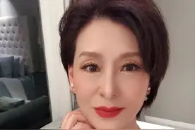 54岁香港一代烈女凭风月片爆红，背富豪丈夫偷食嫩男导致离婚？图片