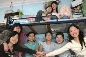 当年读大学时，住在同一宿舍的八位女生，二十年后再相会图片