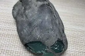 老坑格应角冰晴牌子料，皮壳老辣，大面积开窗，种老肉细冰味十足图片