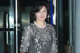 何超琼罕见与梅艳芳同框，两人同穿清凉吊带，一脸青涩气质很接近图片