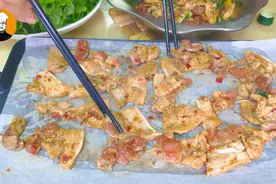  老刘在家做烤肉，配上秘制腌料配方，味道比烤肉店还好吃图片