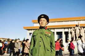 八旬老农带女儿进城看病，老伴不小心说漏嘴，才知是毛主席警卫员图片