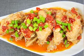 厨师长用剁椒做鸡翅，这种做法是地道的家常菜，值得收藏学习视频封面