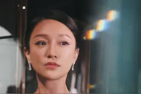 周迅身穿亮片黑装，佩戴华丽珠宝，不苟言笑深沉优雅图片