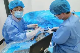 西安交大一附医东院完成首例超声引导下动静脉内瘘介入手术，为两位尿毒症患者修复透析通路图片