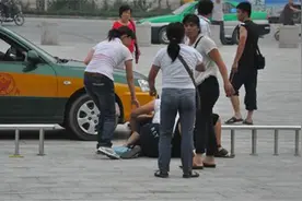儿子被打脸欺负，妈妈抓着儿子的手打回去，这种做法可取吗？图片