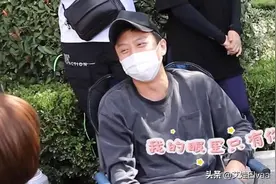 邓超探班孙俪！42岁穿卫衣棒球帽片场为老婆按摩解压，原配变助理图片