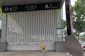 郑州地铁5号线遇难者丈夫：打算给她买辆车的，这样就不用挤地铁，车位都已买好，我哭了，不敢对着她哭图片