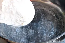 把面粉倒入滚烫的开水中，太聪明了，用途花钱买不到，简单还实用图片