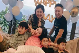 萧亚轩生日和弟弟合影留念，脸上伤口还未痊愈，男友至今没出现图片