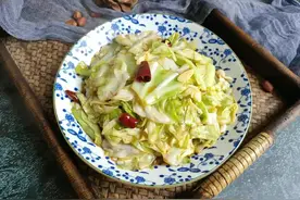 家里老保姆，教我炒包菜3个诀窍，包菜脆嫩不出水，学不会可惜了图片