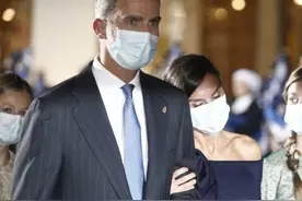 西班牙大公主主角日，王后妈妈抢风头，轻靠国王肩膀罕见小鸟依人图片