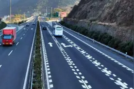 越南网友看到中国的公路后，气急败坏说道：你确定那是公路？图片