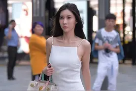 阿姨用珍珠链做肩带，洋气的穿法真大胆图片