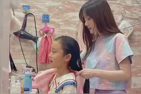 李小璐为甜馨理发秀母爱，烫头染指甲油惹争议，卫生间杂乱显邋遢图片