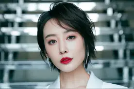 李纯晒小脚，御姐范儿十足图片