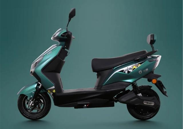 雅迪又推一款电轻摩，配备TTFAR石墨烯电池，续航120km