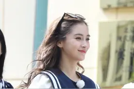 奔跑吧收官战，Baby吴宣仪欧阳娜娜三花旦争艳，都穿水手服太美图片