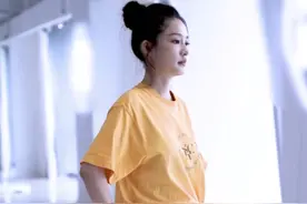 31岁李沁晒独特庆生照，做高空瑜伽秀蚂蚁腰，整个人累到头发浸湿图片