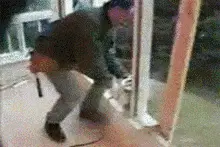 最新动图合集！事故瞬间，你说戴不戴安全帽？图片