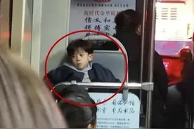 “最帅小男孩”坐公交被偷拍，网友看后直呼：姐姐等你长大图片
