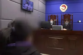 【法治热点早知道】热恋半年后男子发现“女友”竟是亲舅妈 而他还不是唯一的受害人！图片
