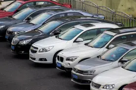 开了10年车，才发现停车时“车头朝内”和“车头朝外”区别很大图片