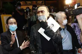 84岁谢贤曝近照！拄拐现身谭炳文灵堂，老年斑明显身体状况堪忧图片