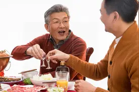 冬冬考上重点中学：爷爷兑现诺言冬冬爸无动于衷，爷爷伤心去世图片