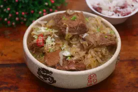 传统东北家常菜——酸菜炖大骨棒，鲜香开胃，好吃易做。图片