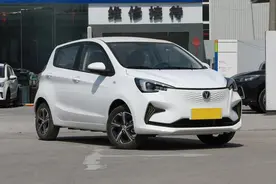 续航301km带快充，通勤、停车无压力，带你看可坐5人的奔奔E-Star图片