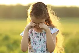 前一秒吼哭孩子，后一秒孩子就求抱抱：家长这时究竟该不该心软？图片